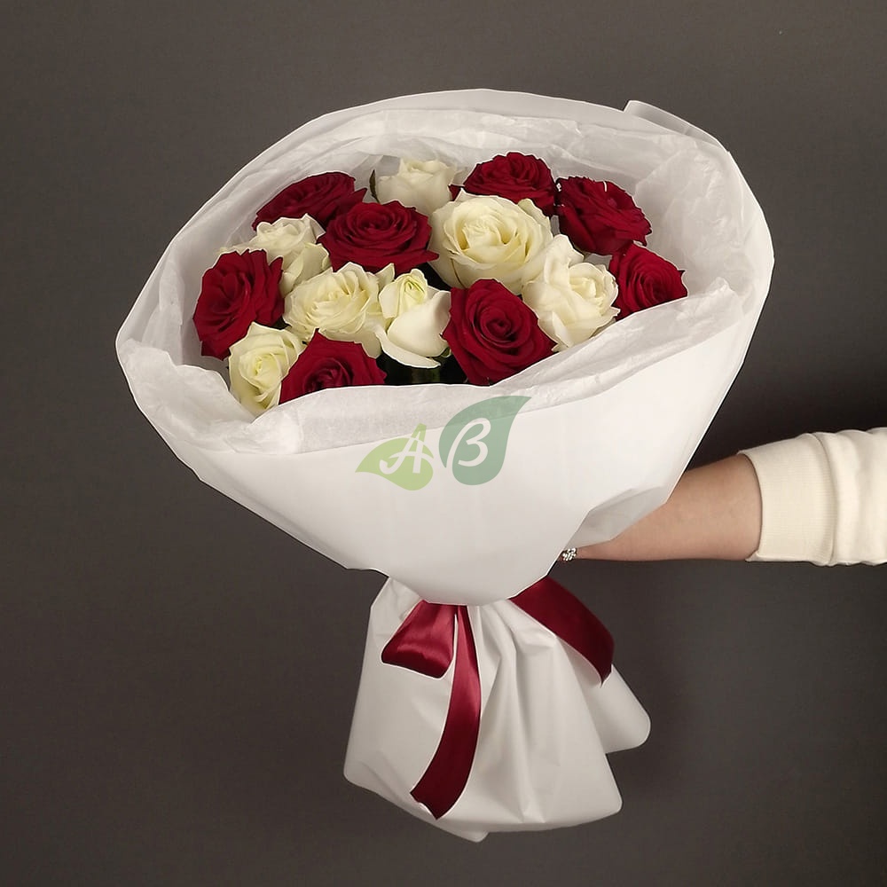 Букет красных и белых роз в одном букете в Балабанове